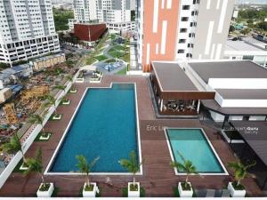 北赖Dreamy Cozy Studio Meritus Residensi Perai的城市中两个游泳池的空中景观