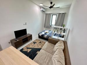 北赖Dreamy Cozy Studio Meritus Residensi Perai的客厅配有沙发和1张床