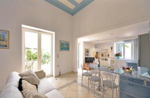 罗德镇Casa Di Rodi的带沙发的客厅和带台面的厨房