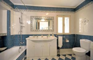 罗德镇Casa Di Rodi的一间带水槽、浴缸和卫生间的浴室