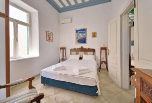 罗德镇Casa Di Rodi的一间卧室配有白色床单