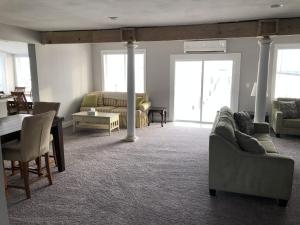 诺福克Mariners Cove cottage的客厅配有沙发和桌子