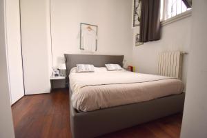 米兰Corte del 6 - Cozy Modern Flat的一间小卧室,配有一张带白色床单的床和窗户