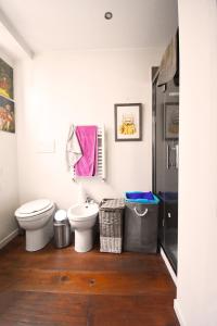 米兰Corte del 6 - Cozy Modern Flat的一间带卫生间和水槽的浴室
