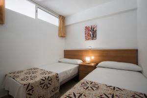 贝尼多姆轻帆船公寓的小型客房 - 带2张床和窗户