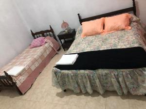 埃尔罗德奥Casa “El Rodeo”的一间卧室配有两张带枕头的床。