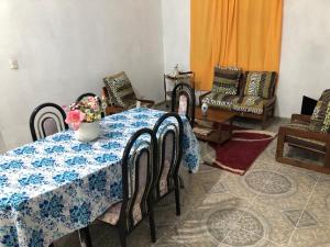 埃尔罗德奥Casa “El Rodeo”的一间用餐室,配有一张带蓝白桌布的桌子