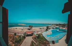 吉布提SIESTA HOTEL的享有游泳池和海滩的景色