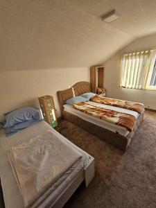 维索科Delimustafić apartmani的一间卧室设有两张床和窗户。