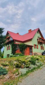 杜什尼基-兹德鲁伊Chata Zieleniecka的田野顶部有红色屋顶的房子