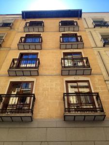 马德里格拉西亚骑士公寓的旁边带阳台的建筑