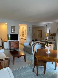 洛尼湾村Harmony Marina Suites的客厅配有沙发和桌子