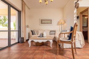 YialósMarika Seaside Villa的客厅配有沙发和桌椅
