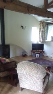 奥尔德姆Millstone cottage的客厅配有沙发和椅子