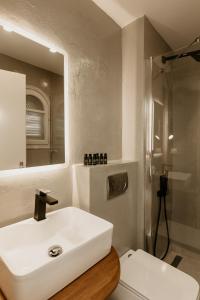 阿莫利亚尼岛TRINITY THE HOTEL的浴室设有白色水槽和镜子