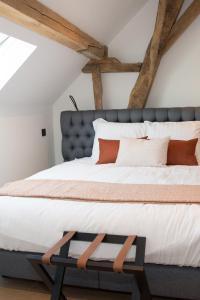 HaachtB&B Kraneveld的一间卧室配有一张大床和蓝色床头板