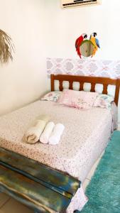 诺布里斯Pousada Nossa Senhora da Guia的一间卧室配有一张床,上面有两条毛巾