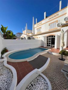 拉戈斯Villa 46 Hostel的一座房子前面设有游泳池