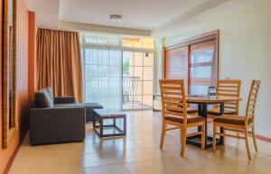 帕拉马里博杰卡纳亚马逊疗养度假酒店的客厅配有沙发和桌椅