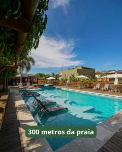 巴拉格兰德Carapitangui Pousada的度假酒店的游泳池配有躺椅