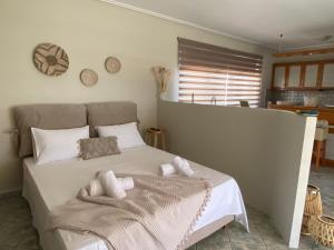 卡利斯托斯Penthouse360view的一间卧室配有一张床铺,床上有毯子