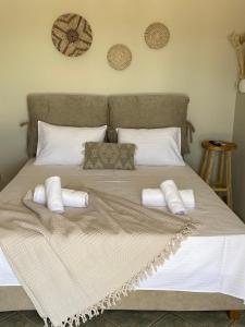 卡利斯托斯Penthouse360view的一张带白色枕头的大床