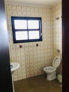 瓜鲁雅Casa na Enseada- Guaruja的一间带卫生间和窗户的浴室