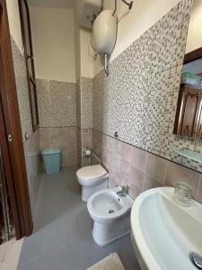 卡洛福泰Martino10的浴室配有白色卫生间和盥洗盆。