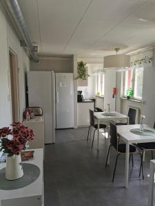 莫拉Saxvikens vandrarhem的厨房配有白色家电和桌椅