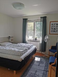 莫拉Saxvikens vandrarhem的一间卧室设有一张大床和一个窗户。
