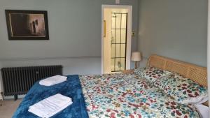 韦茅斯Blue Ensign Cottage的一间卧室配有一张床,上面有两条毛巾
