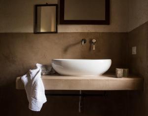 圣吉米纳诺Agriturismo I Pini的浴室内一个柜台上的白色水槽