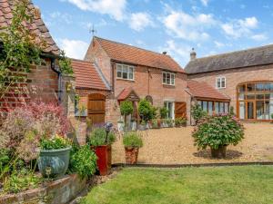 梅尔顿莫布雷Paddock Cottage - Thorpe Arnold Melton Mowbray的享有花园房屋外部景致