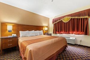 圣查尔斯日内瓦汽车旅馆的一间设有大床和窗户的酒店客房