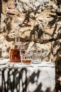 圣吉米纳诺Agriturismo I Pini的桌子上放着一瓶和两杯酒