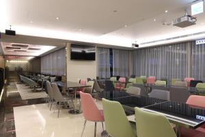台北玉玺精品饭店的一间设有桌椅和电视的会议室