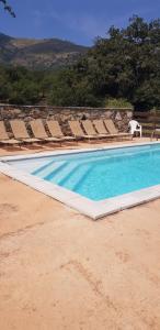 AvapessaGite fabuleux Saint Michel的游泳池旁设有躺椅