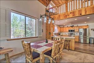 派托普湖畔Pine Cone Cabin的厨房配有木桌和大窗户。