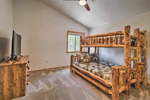 派托普湖畔Pine Cone Cabin的一间卧室配有双层床和一台平面电视。