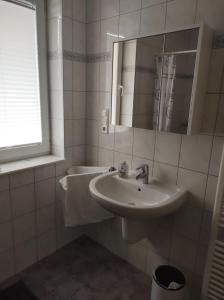 萨尔贝克FeWo Holunderbusch的白色的浴室设有水槽和镜子