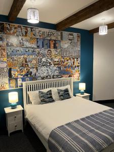 肯梅尔Wild Atlantic Way Rentals的一间卧室配有一张床和涂有涂鸦的墙壁