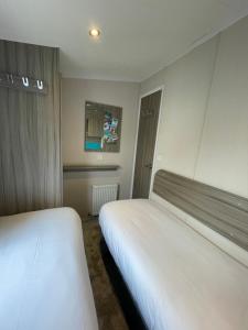 佩伦波斯Sea Breeze的酒店客房设有两张床和窗户。