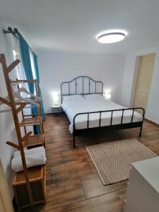 科尔贝尼Casa M.A.R.A的一间卧室配有一张床,铺有木地板
