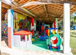 乌巴图巴贝姆比韦尔旅馆的一个带游乐场的儿童游乐区
