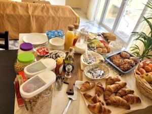 圣劳伦斯Azure W B&B的一张桌子,上面有面包和其他食物