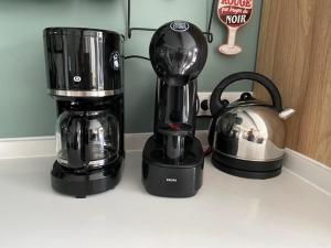 Saint-NicTy Breizh的黑色咖啡壶和柜台上的茶壶