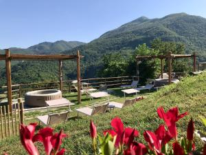 蓬特雷莫利La Beppa - Casa Vacanza的一组椅子坐在山丘上,背景是山丘