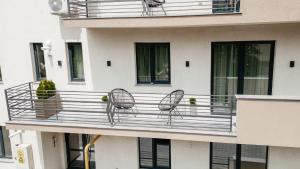 苏恰瓦Cosy apartment Bucovina的建筑的阳台,上面有两把椅子
