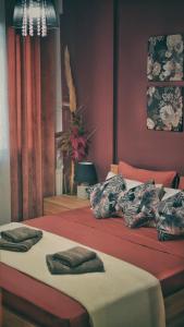 奥瑞斯蒂亚斯G & A APARTMENT的一间卧室配有两张带枕头的床。