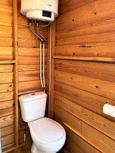 蒙希克Parque da Mina的木墙浴室设有卫生间